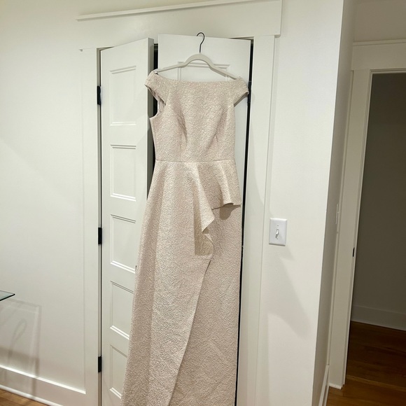 NWT Teri Jon MOB dress in gold. Size 4 - Picture 3 of 4